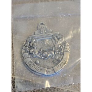 Metal season's greetings Taste of Home 1995 ornament Xmas decor